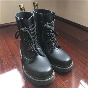 Dr. Martens Women’s Drench 8 Eye Rainboot